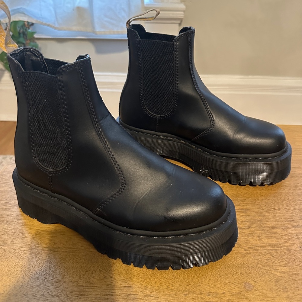 Doc Marten Vegan 2976 Felix Platform Chelsea boot, size 8. With black stitching